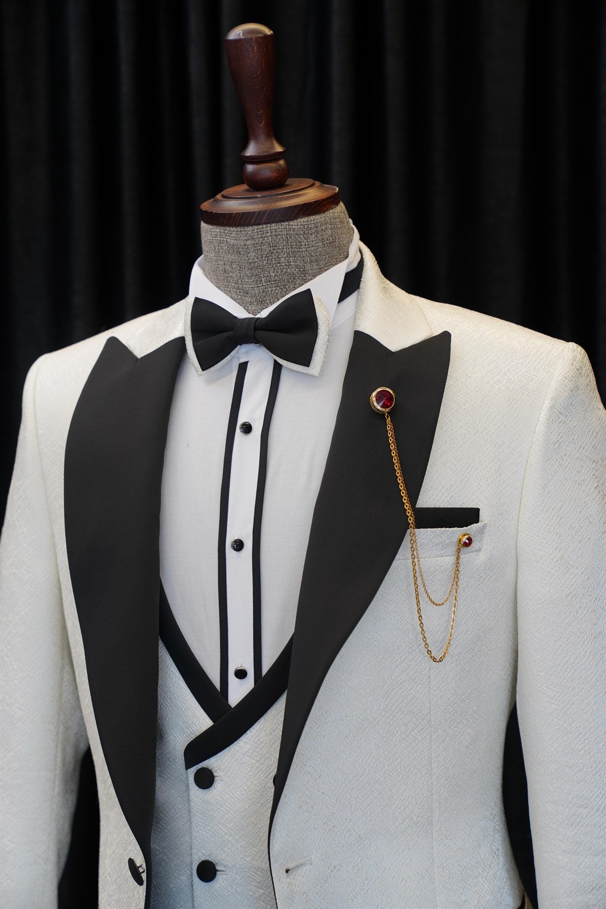 Fashion Style White Three Pieces Wedding Men suits With Black Peaked Lapel