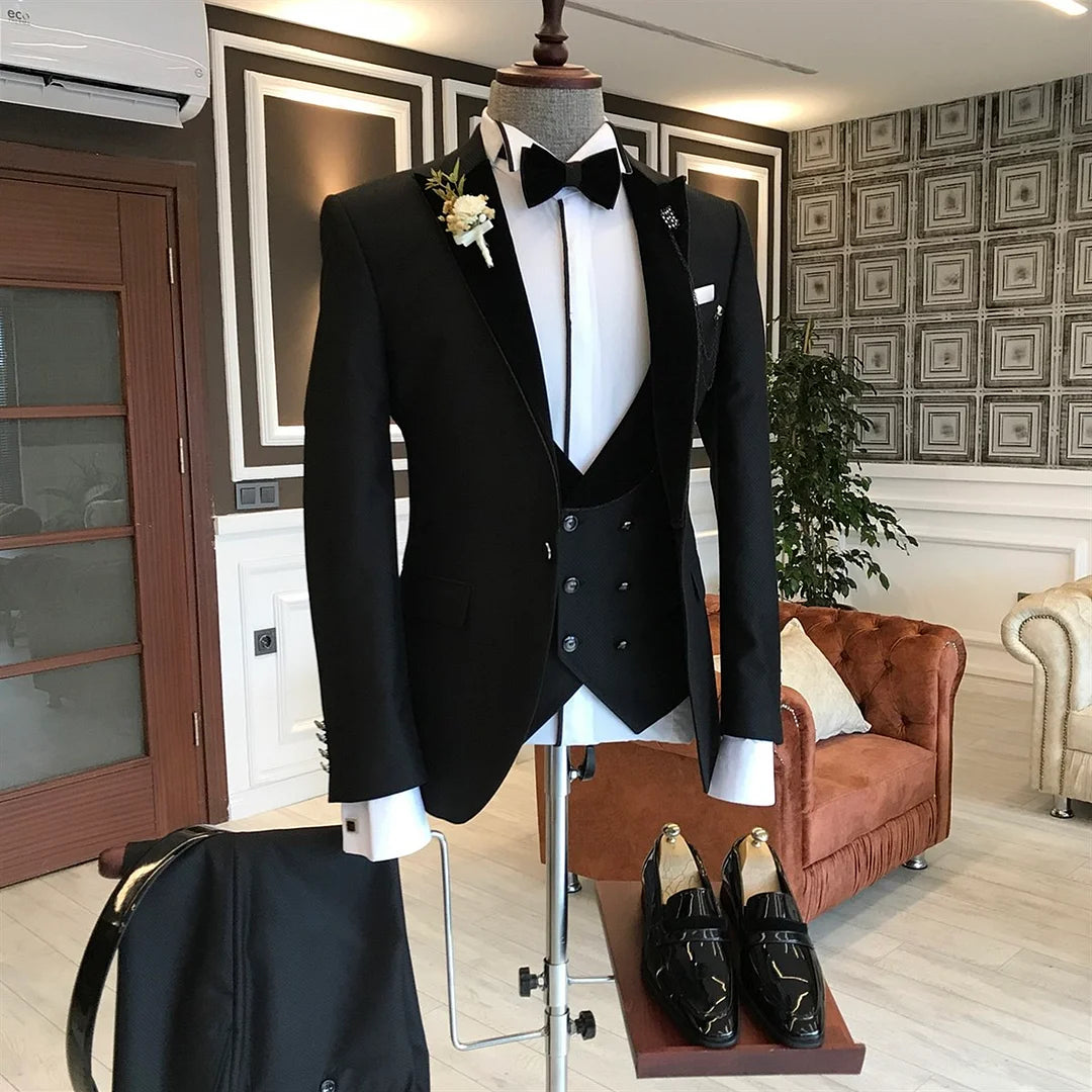 Three Pieces Black Summer Wedding Suits Outfits For Groom With Peaked Lapel Party