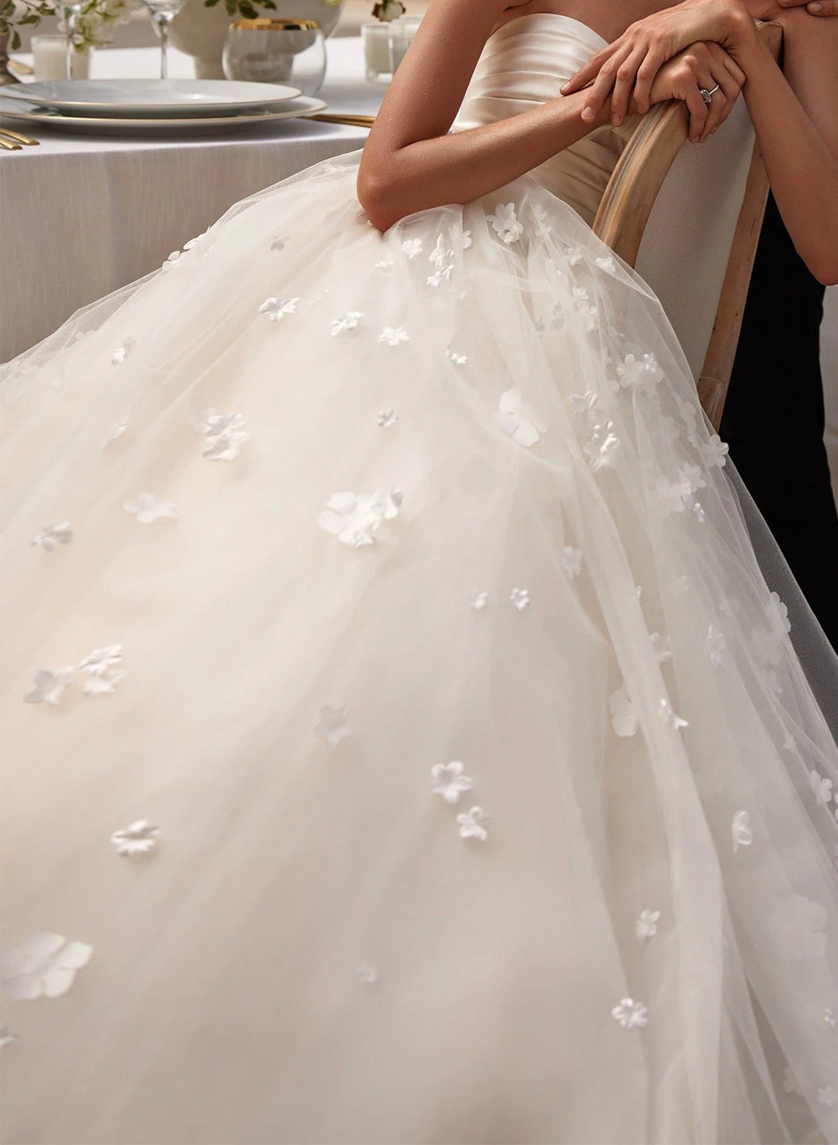 Sweetheart Sleeveless Court Train Wedding Dresses With Appliques