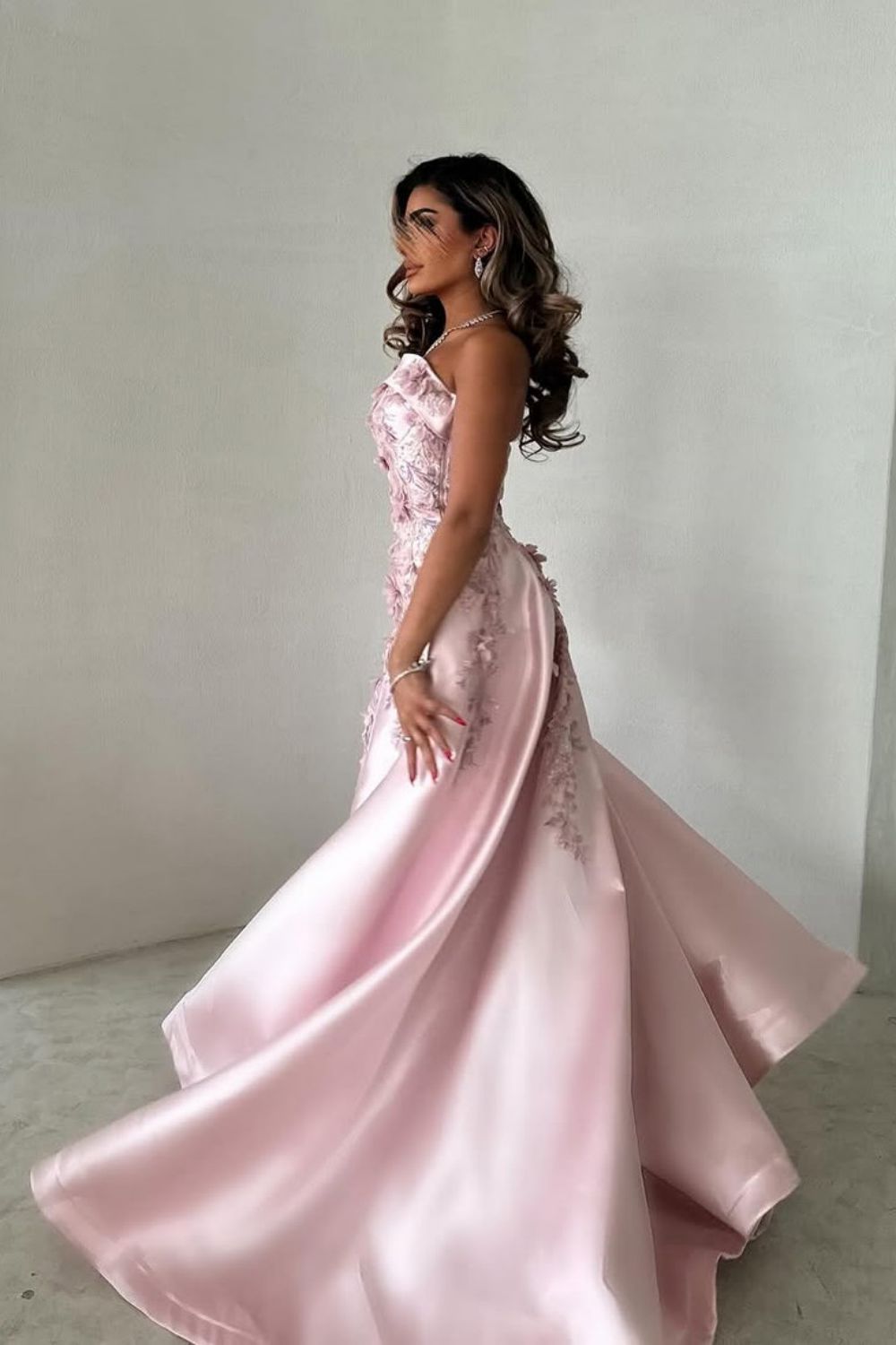 Elegant Pink A-Line Strapless Satin Party Dress with Appliques and Court Train