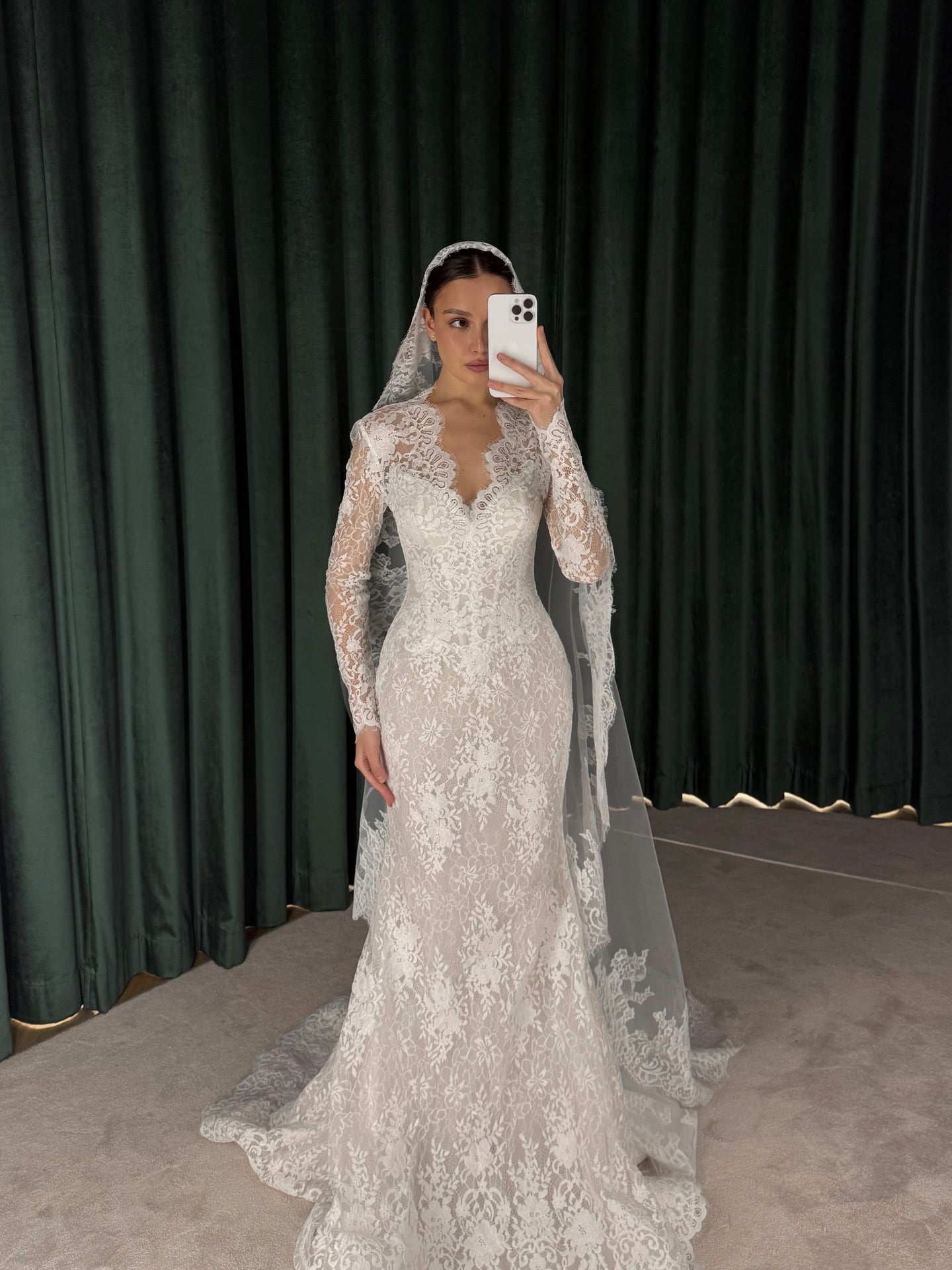 Scalloped V-Neck Lace Mermaid Bridal Gown
