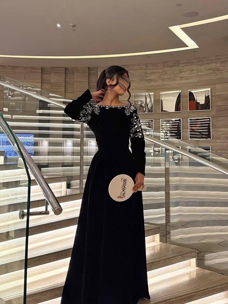 Elegant Black Long Sleeve Sequins Applique A-Line Floor-Length Evening Dress