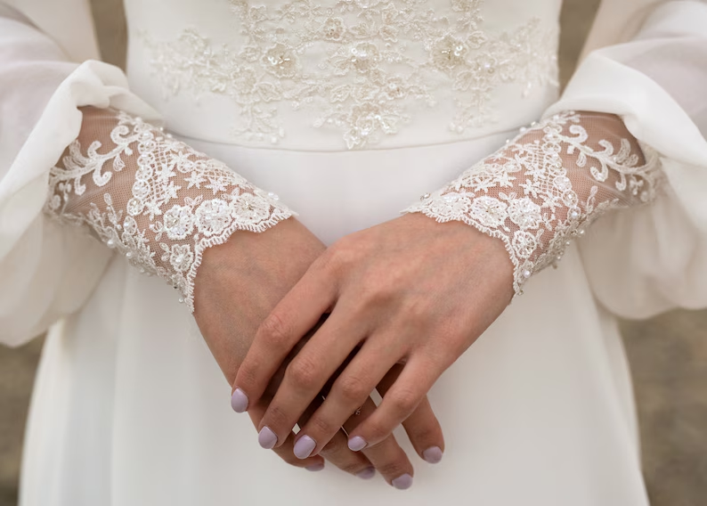 Long-Sleeve Button Back Bong Train Gown Wedding Dresses