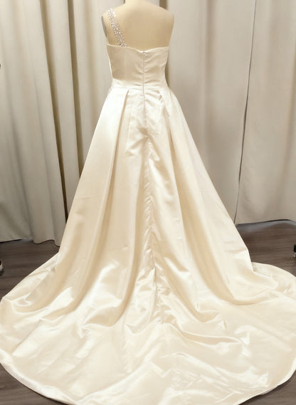 Dreamy Bead Accented One-Shoulder Luxury Satin Wedding Dresses With OverskirtDreamy Bead Accented One-Shoulder Luxury Satin Wedding Dresses With OverskirtDreamy Bead Accented One-Shoulder Luxury Satin Wedding Dresses With OverskirtDreamy Bead Accented One