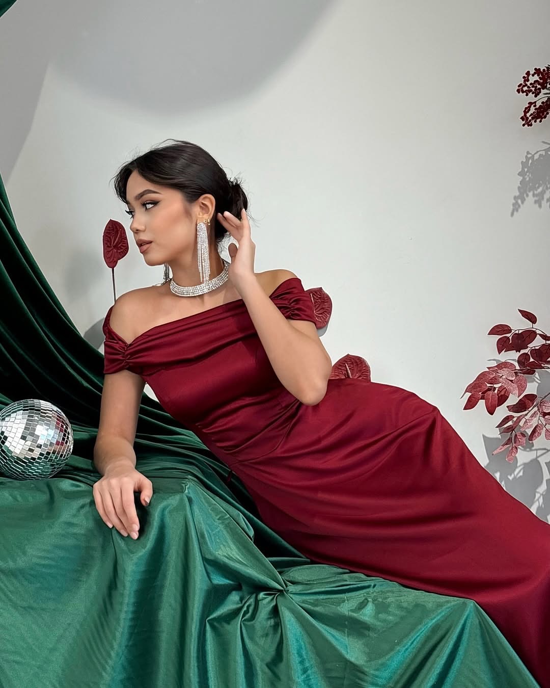 Chic Burgundy Off-the-Shoulder Prom Dress Slimming Floor Length