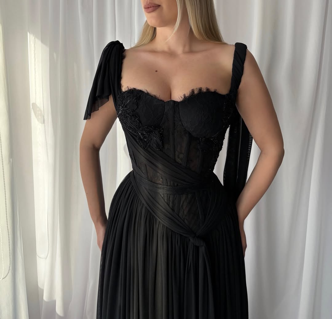 Black Spaghetti Straps Sleeveless Sweetheart Lace Evening Dress