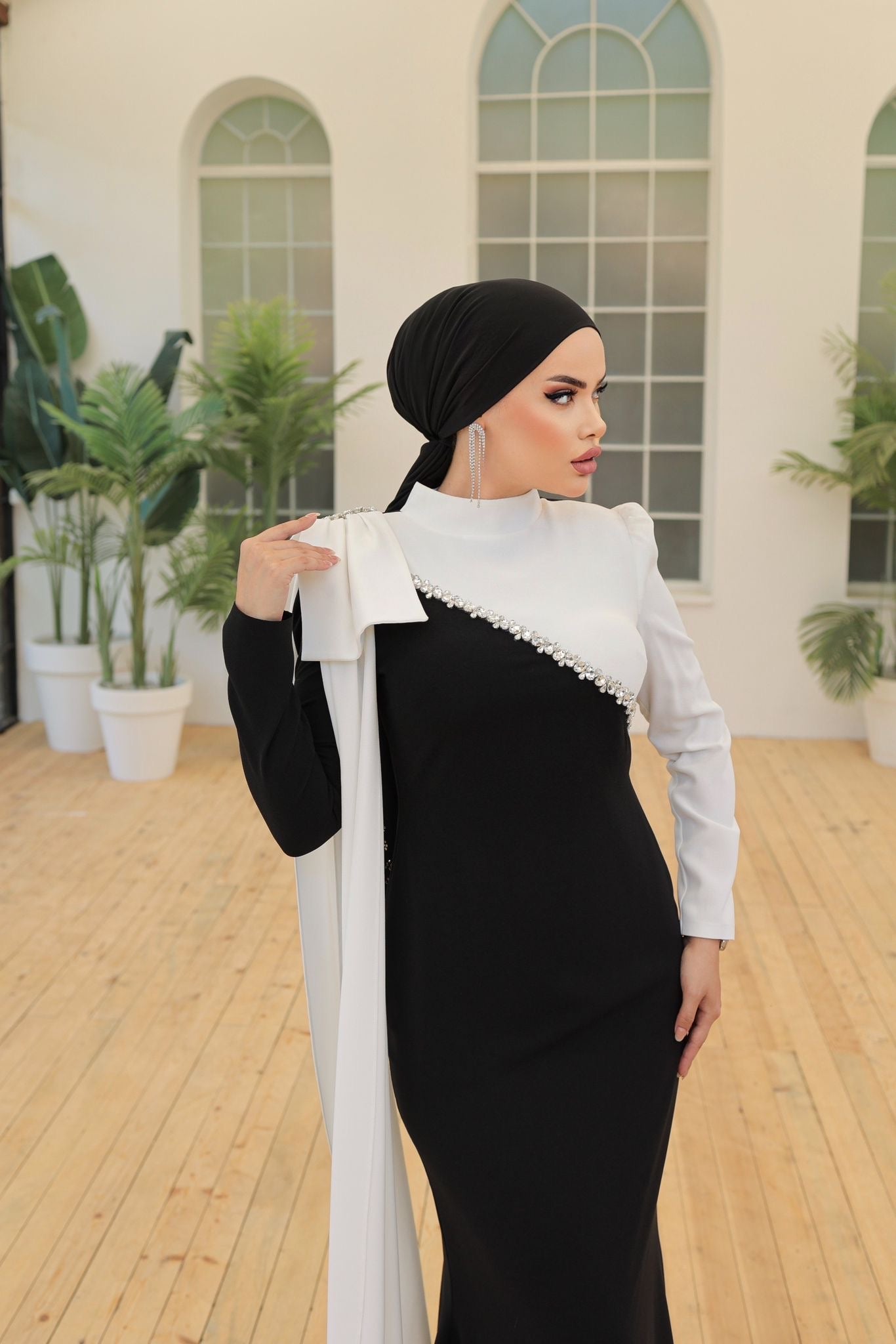 Black-White High Neck Long Sleeves Beaded Bowknot Sheath Evening Formal Dress