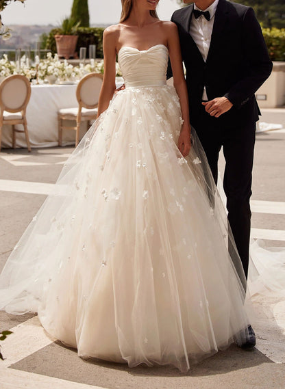Sweetheart Sleeveless Court Train Wedding Dresses With Appliques