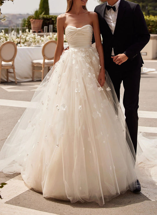 Sweetheart Sleeveless Court Train Wedding Dresses With Appliques