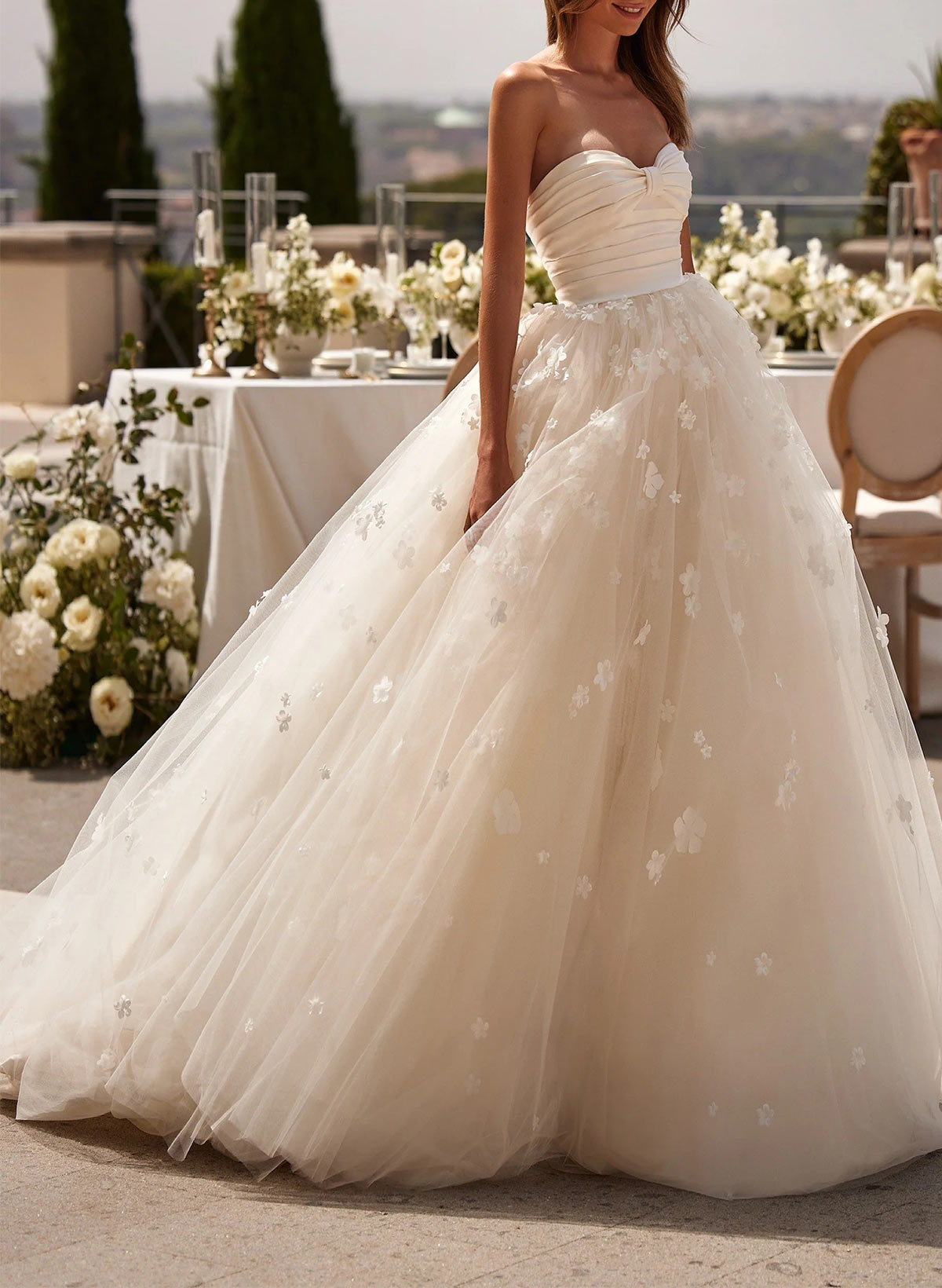 Sweetheart Sleeveless Court Train Wedding Dresses With Appliques