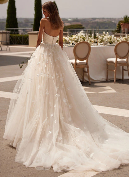 Sweetheart Sleeveless Court Train Wedding Dresses With Appliques