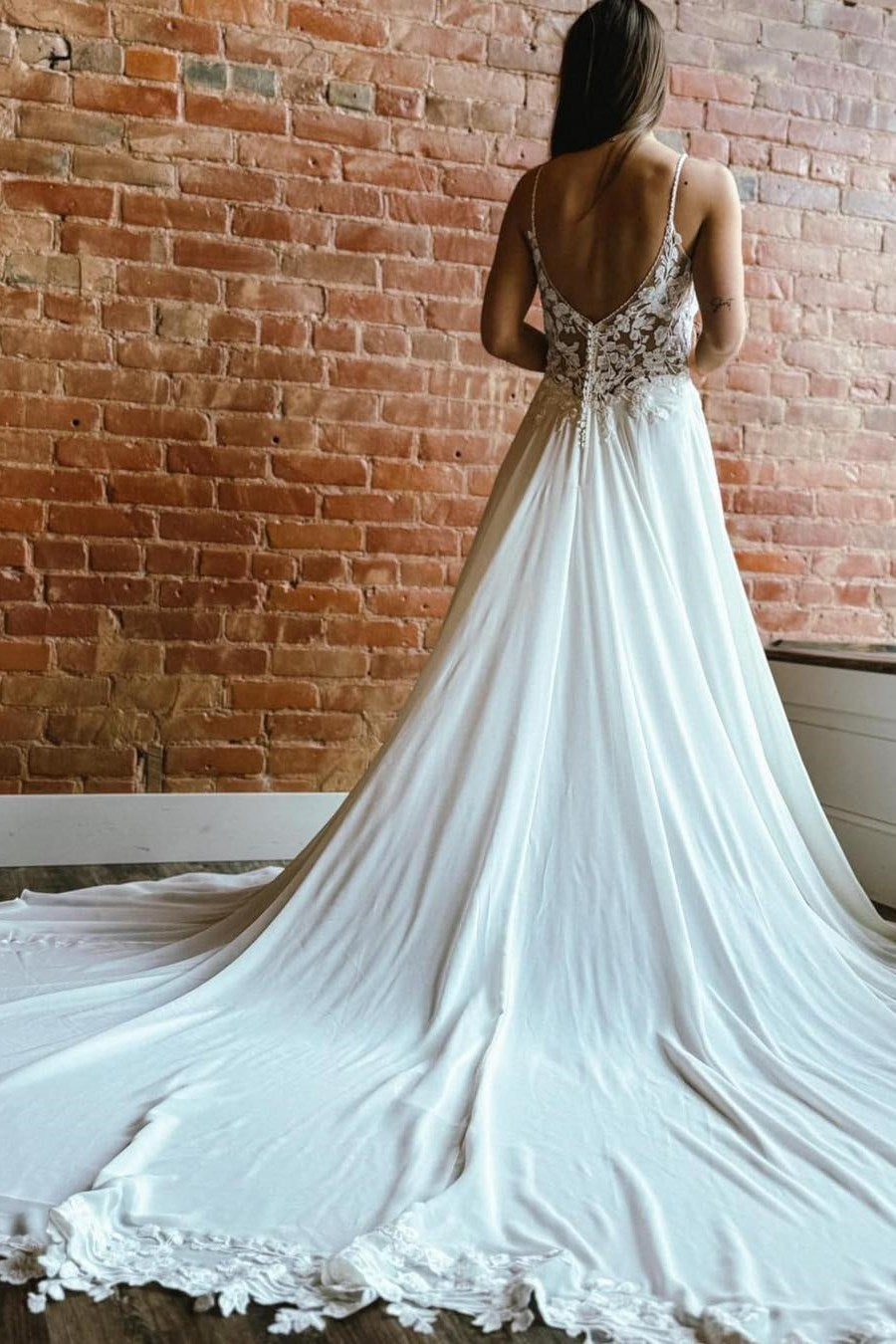 White Appliques Spaghetti Strap Backless Long Wedding Dress