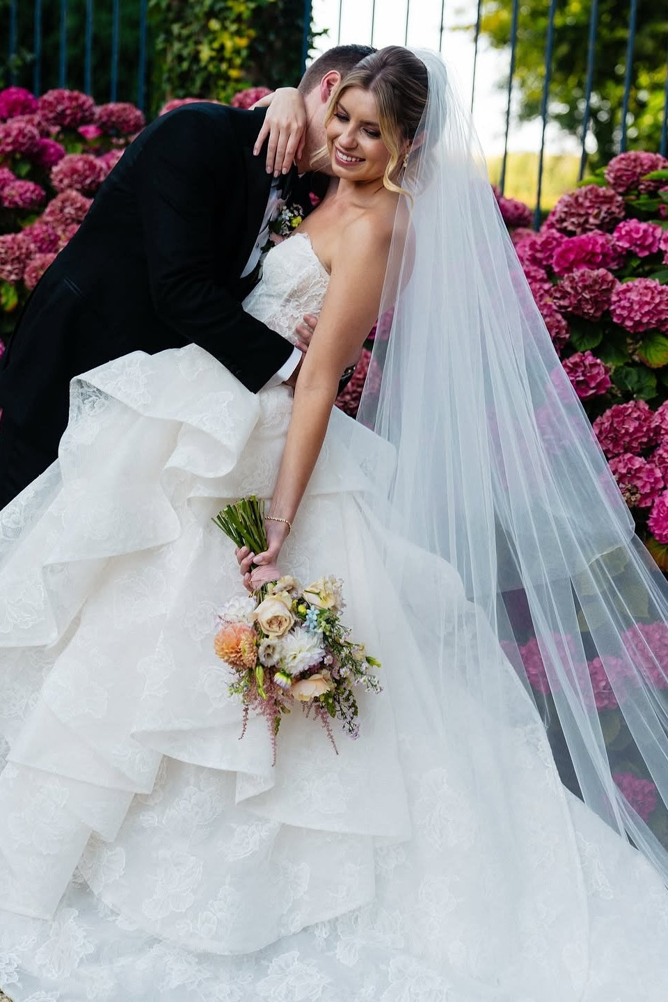 Sweetheart A Line Wedding Dress Lace Appliqued Sleeveless Bridal Gown