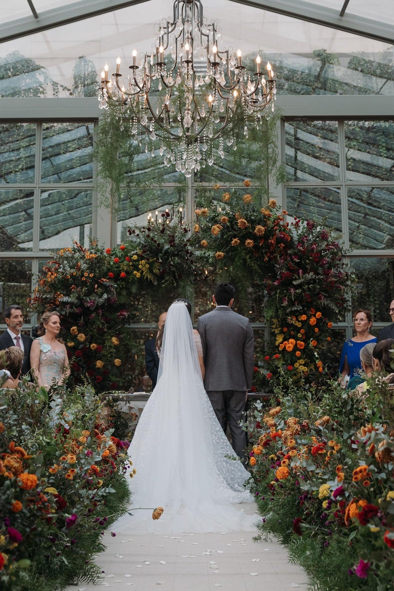 White Wedding Dress A Line Lace Strapless Off The Shoulder Sleeveless Ball Gown Tulle Bridal Gown