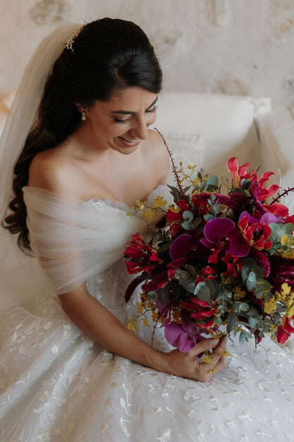 White Wedding Dress A Line Lace Strapless Off The Shoulder Sleeveless Ball Gown Tulle Bridal Gown