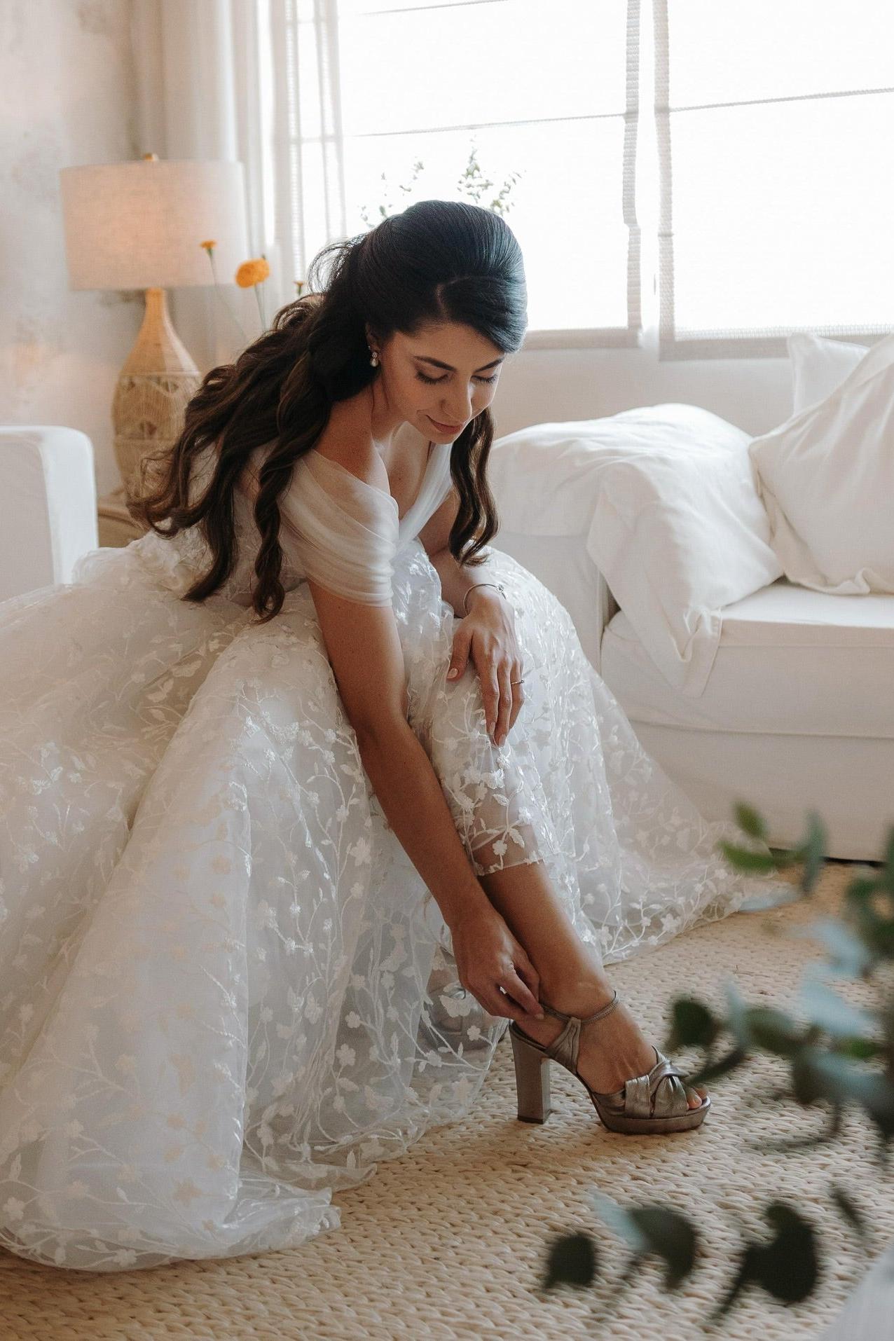 White Wedding Dress A Line Lace Strapless Off The Shoulder Sleeveless Ball Gown Tulle Bridal Gown