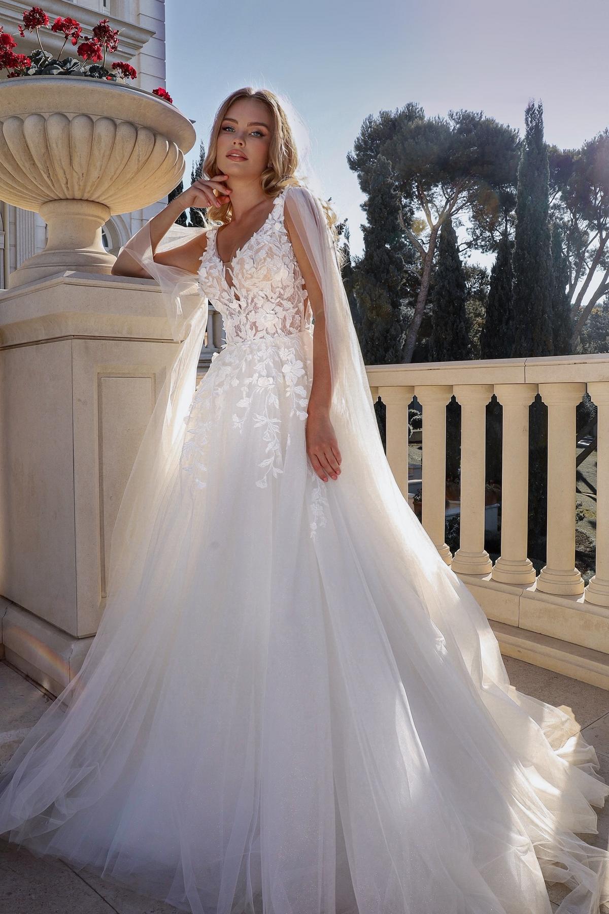White Wedding Dress A Line Spaghetti Strap V Neck Cap Sleeves Tulle Bridal Gown With Appliques