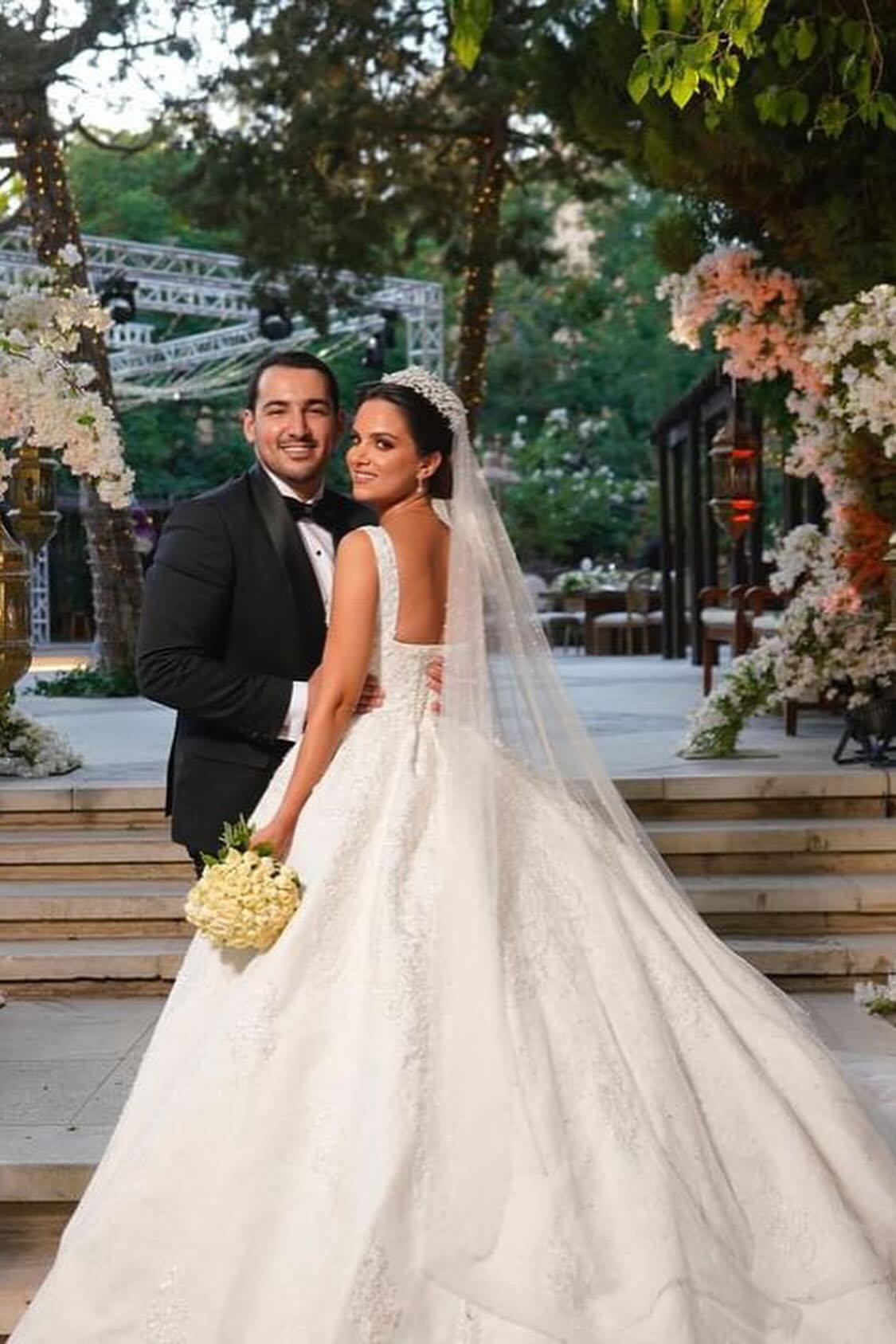 White Wedding Dress Ball Gown Spaghetti Straps Sleeveless Beaded Lace Sweep Train Satin Bridal Gown