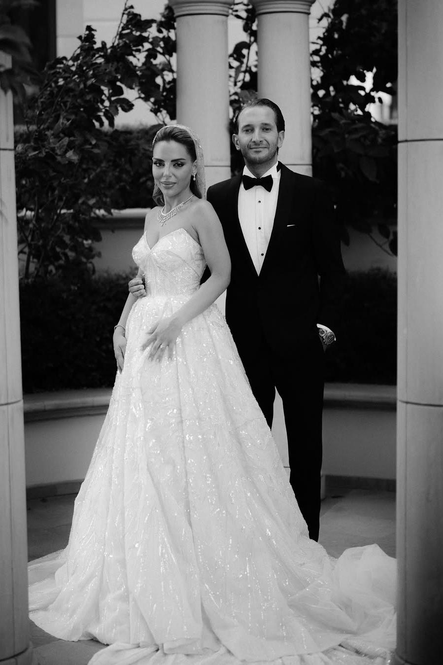 White Wedding Dress Ball Gown Sweetheart Sleeveless Sequined Chapel Train Tulle Bridal Gown