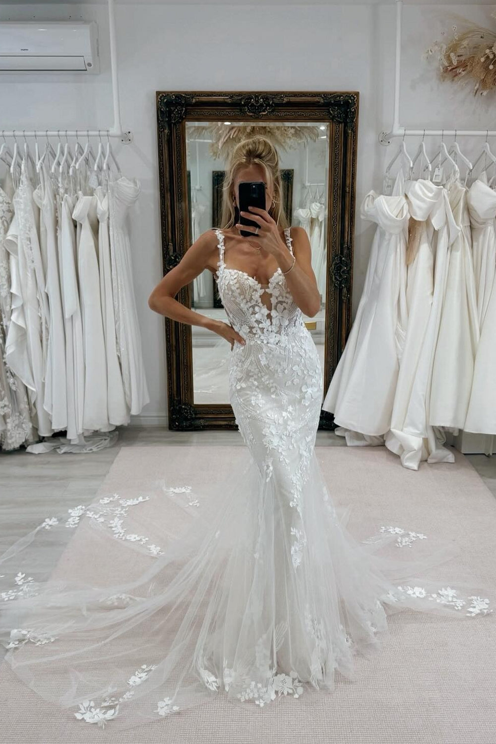 White Wedding Dress Lace Mermaid V Neck Spaghetti Strap Tulle Bridal Gown With Appliques