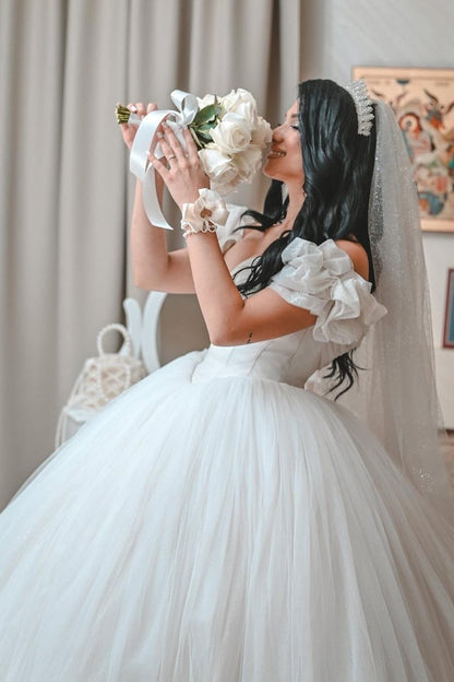 White Wedding Dress Sweetheart Ball Gown Off The Shoulder Sleeveless Cathedral Train Ruffles Tulle Bridal Gown
