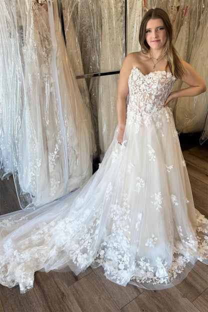 Glamorous Strapless Tulle Sleeveless Wedding Dress