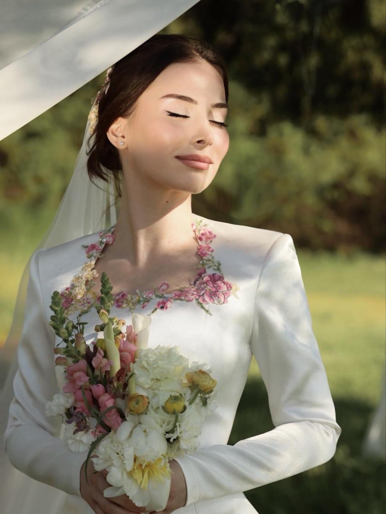Embroidered Floral Square Neck Mermaid Wedding Dress