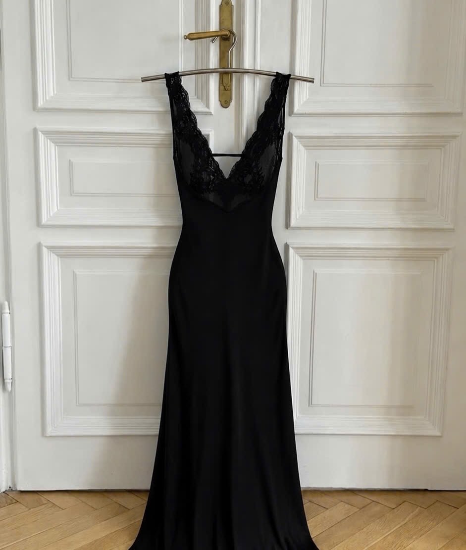 Elegant Lace Trim V-Neck Maxi Dress