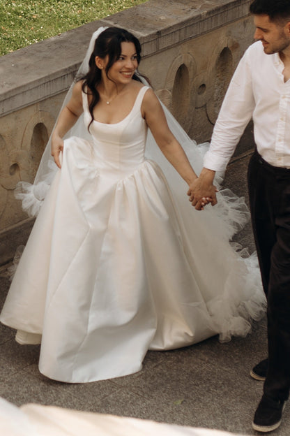 Scoop Neck Ball Gown Wedding Dress with Veil