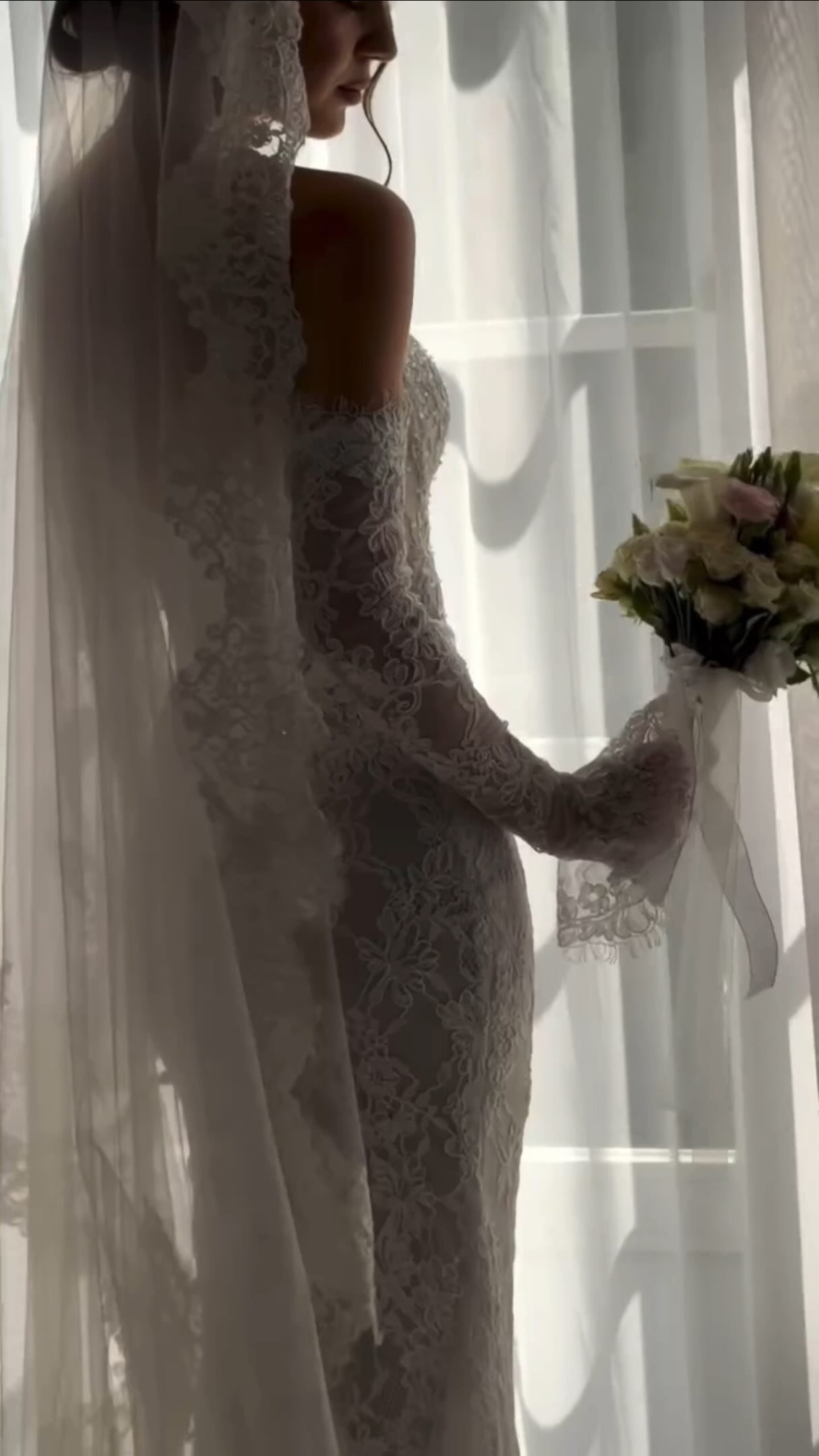 Long Sleeve Lace Sheath Wedding Dress with Sweetheart Neckline