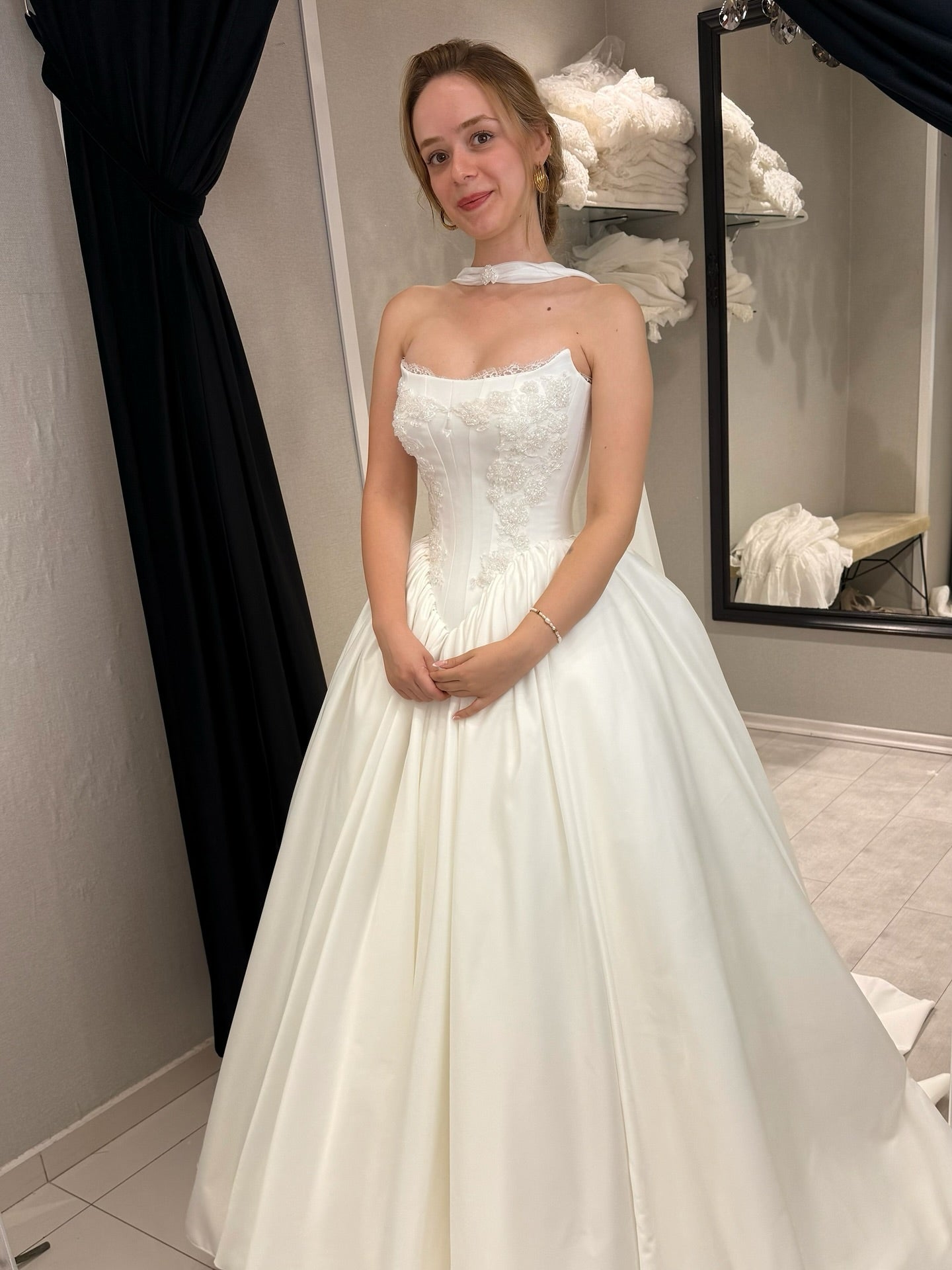 Elegant Strapless Sleeveless Applique A-Line Ruffles Wedding Dress